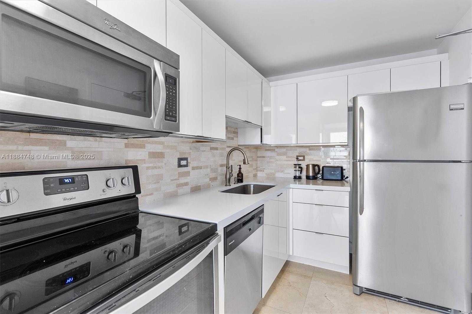 Small Image of 5555 COLLINS AVE #5P, Miami Beach Number 7