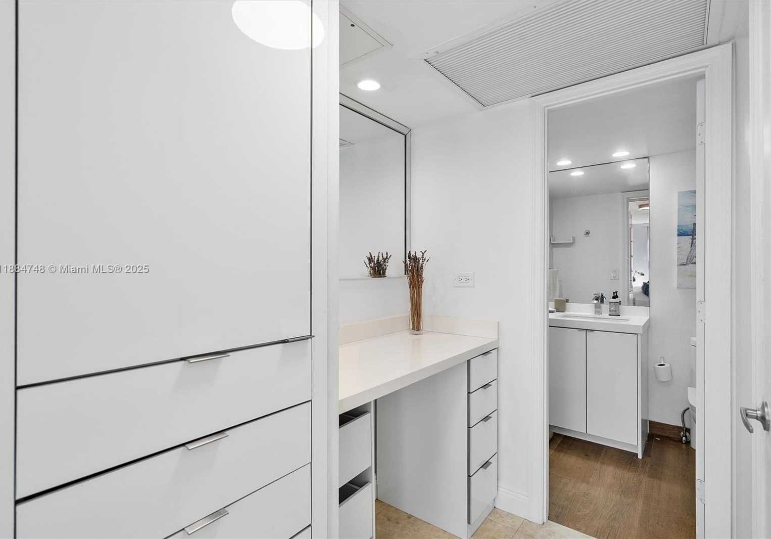 Small Image of 5555 COLLINS AVE #5P, Miami Beach Number 9