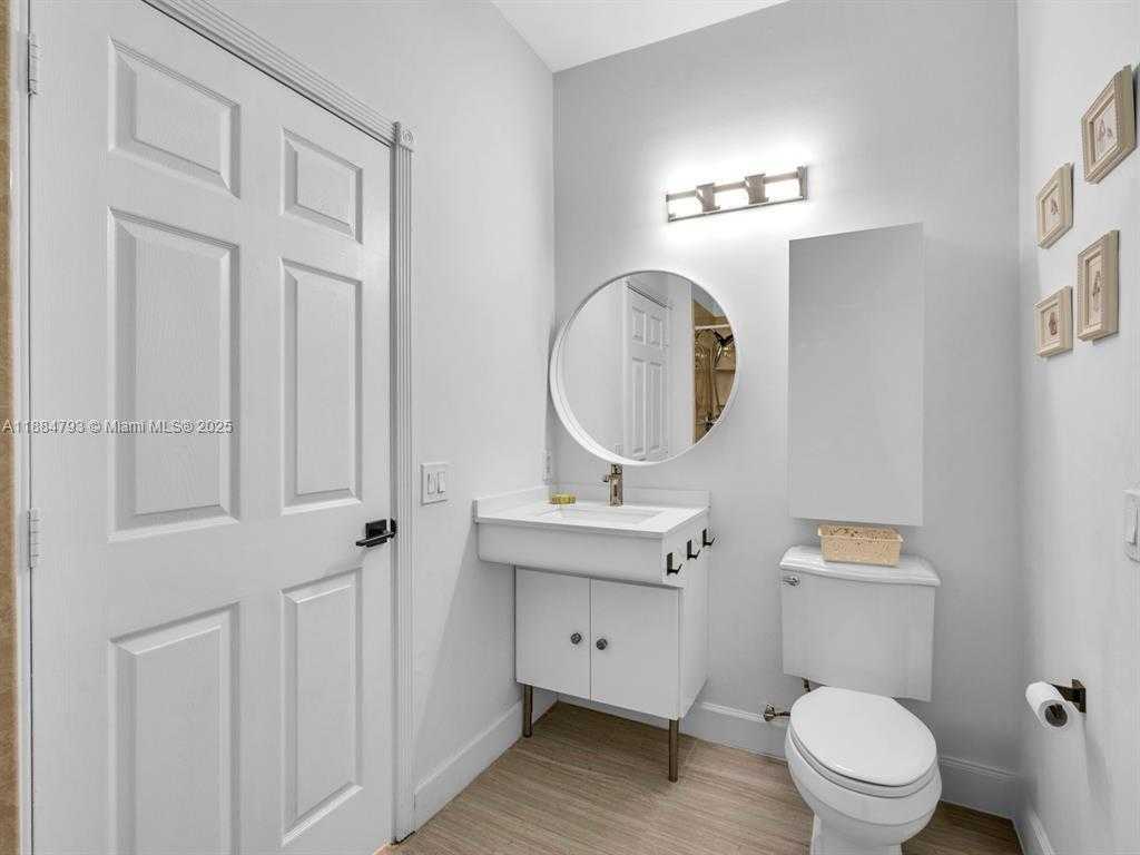 Small Image of 762 VERONA LAKE DR, Weston Number 28