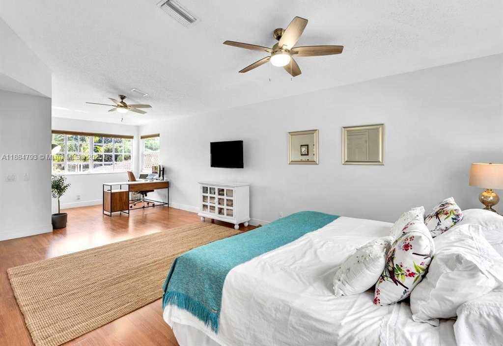 Small Image of 762 VERONA LAKE DR, Weston Number 36