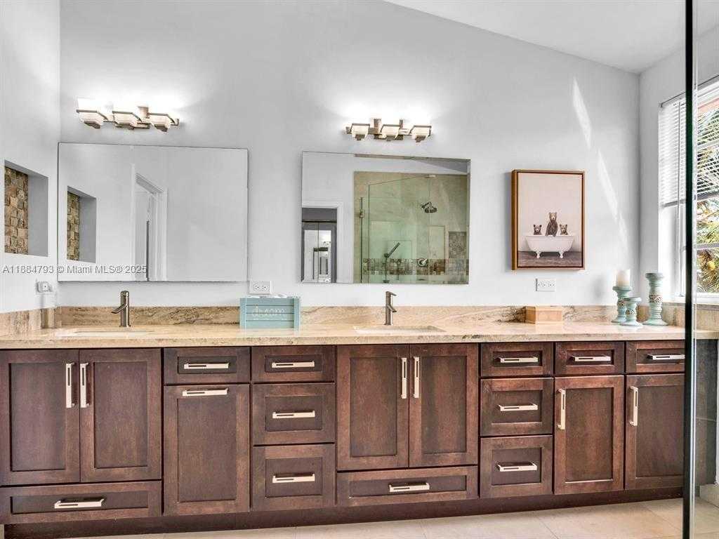 Small Image of 762 VERONA LAKE DR, Weston Number 38
