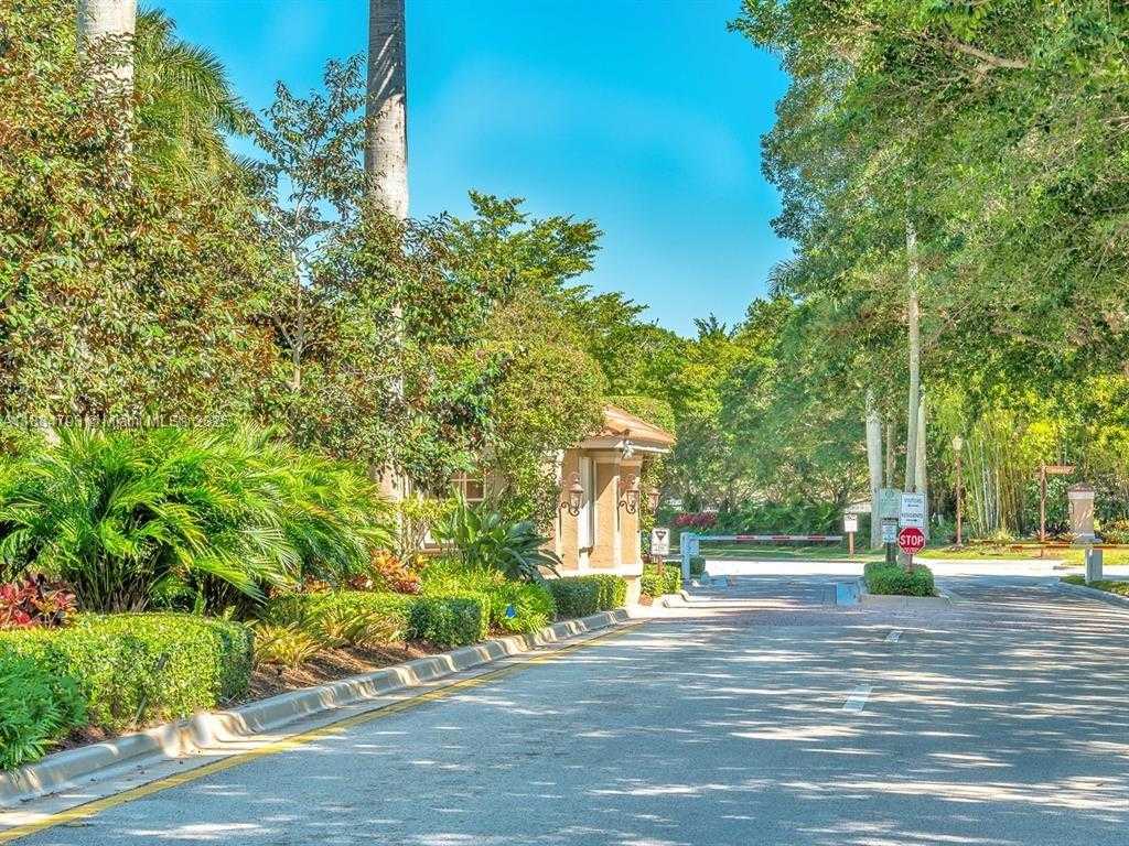 Small Image of 762 VERONA LAKE DR, Weston Number 4
