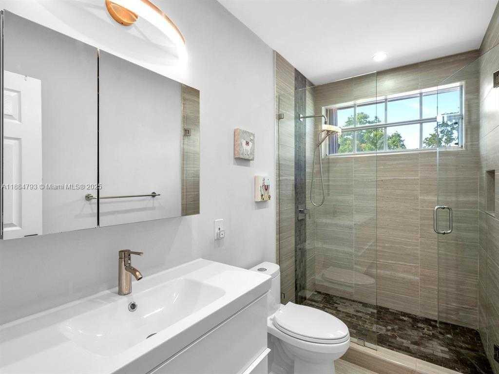 Small Image of 762 VERONA LAKE DR, Weston Number 42