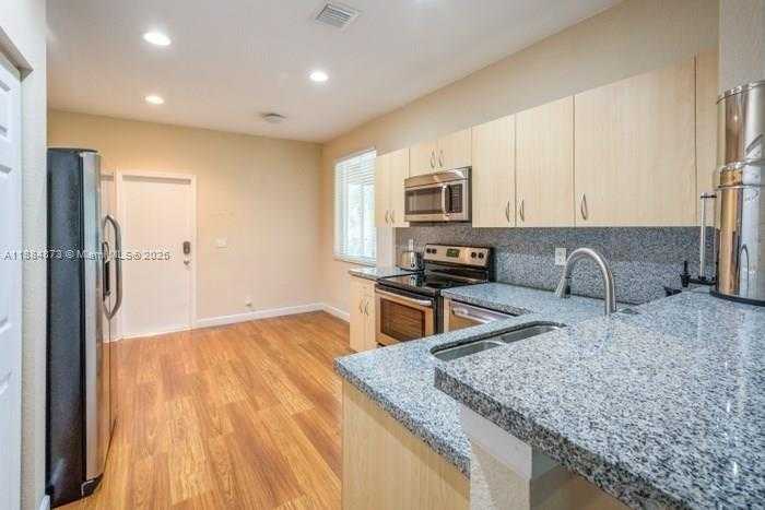 Small Image of 590 CONSERVATION DR, Weston Number 4