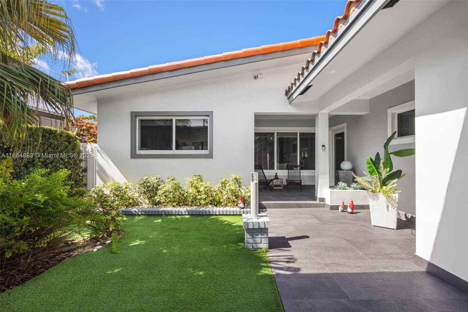 Small Image of 110 SOUTH WEST 22ND RD, Miami Number 3