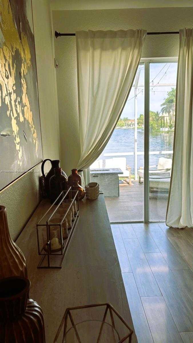 Small Image of Miramar Number 12