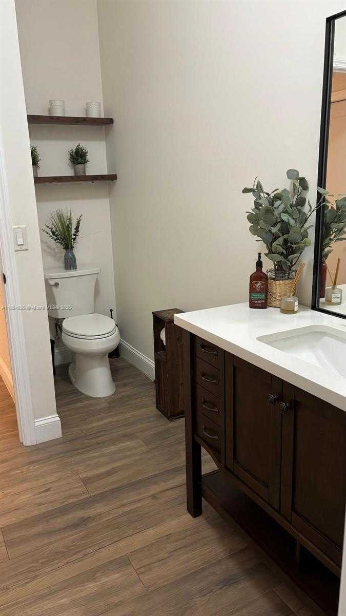 Small Image of Miramar Number 17