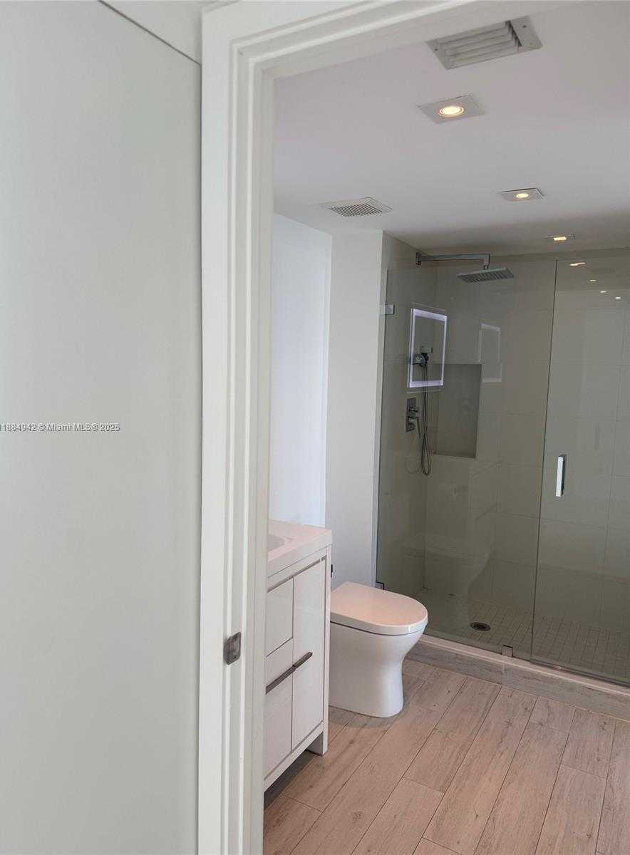 Small Image of 1155 BRICKELL BAY DR #1210, Miami Number 17