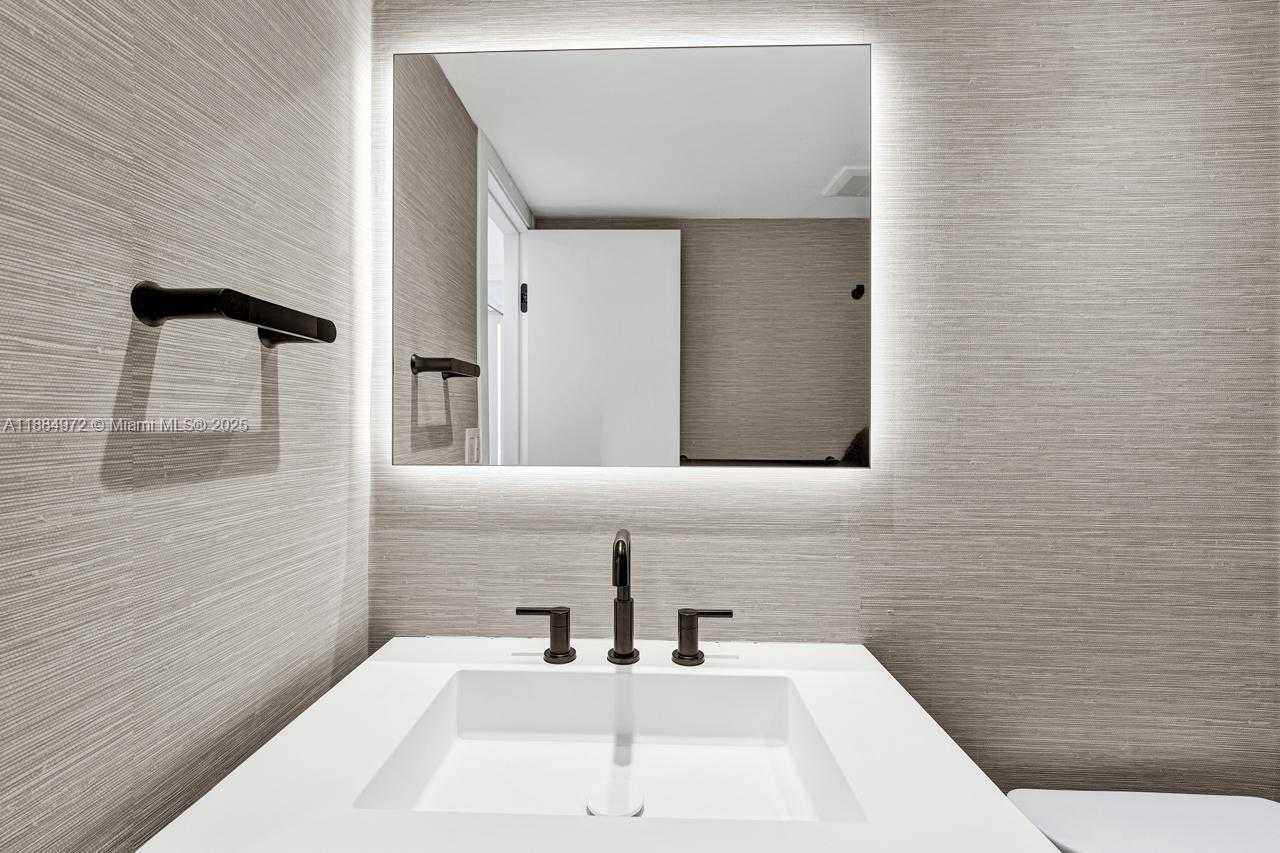 Small Image of 5555 COLLINS AVE #6H, Miami Beach Number 18