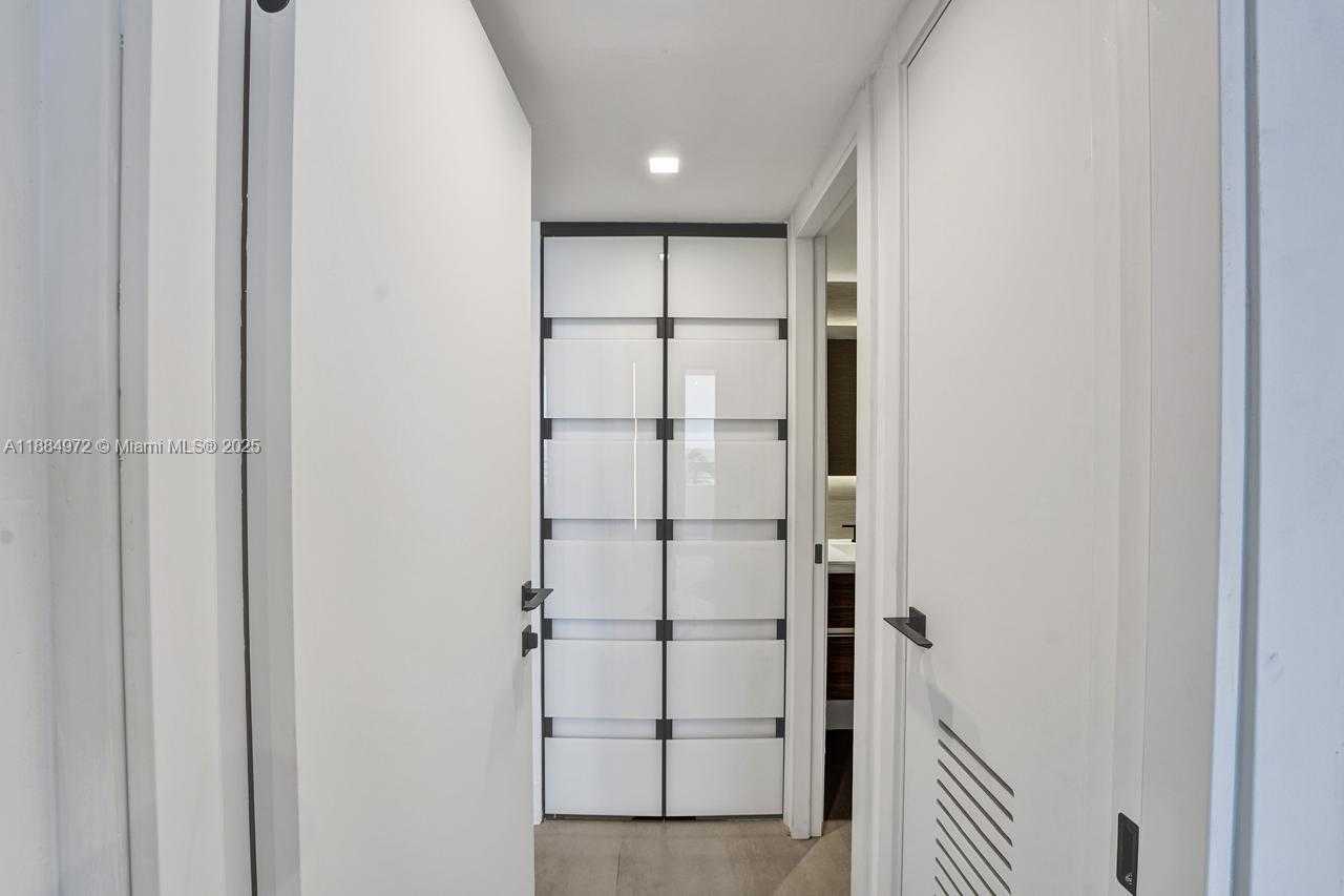 Small Image of 5555 COLLINS AVE #6H, Miami Beach Number 22