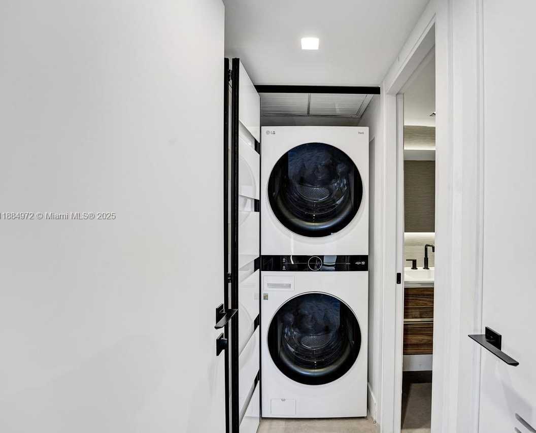 Small Image of 5555 COLLINS AVE #6H, Miami Beach Number 25