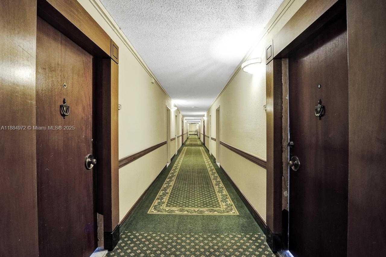 Small Image of 5555 COLLINS AVE #6H, Miami Beach Number 26