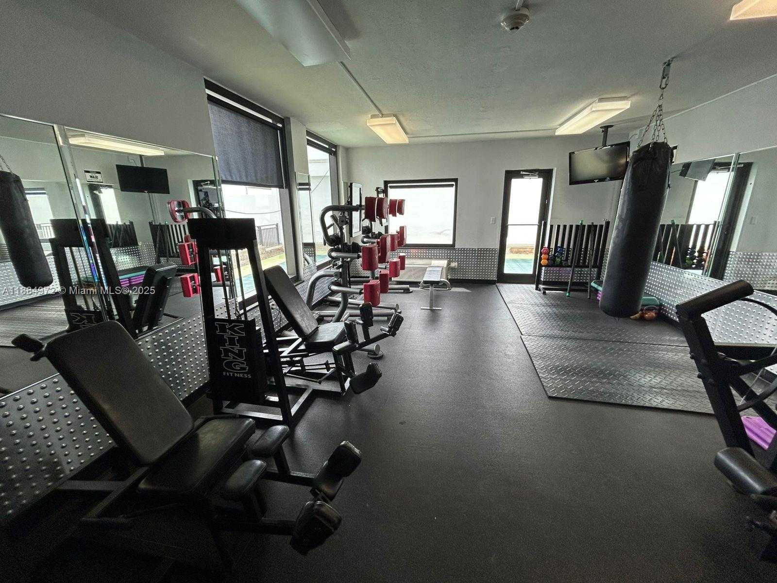 Small Image of 5555 COLLINS AVE #6H, Miami Beach Number 30