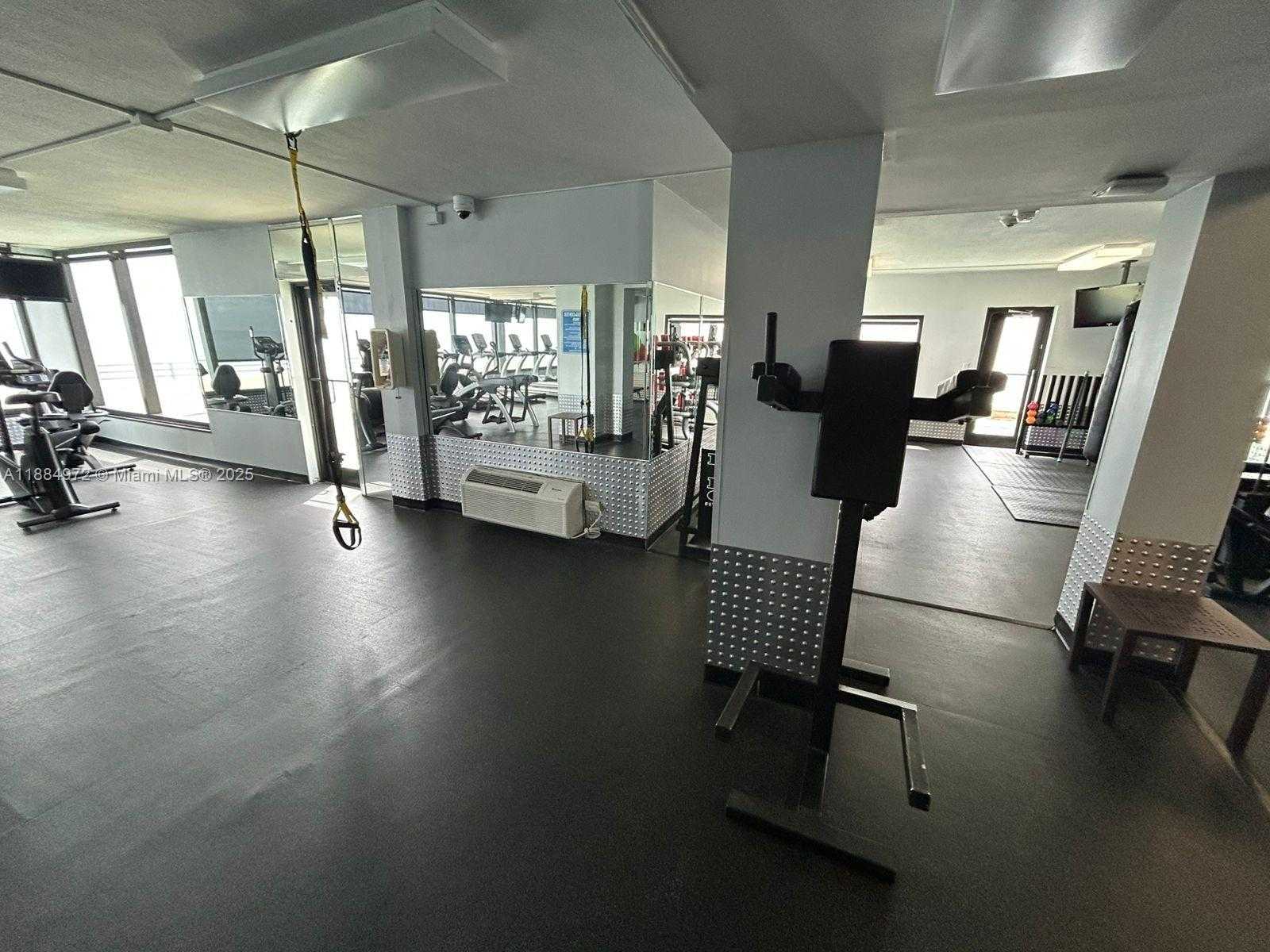 Small Image of 5555 COLLINS AVE #6H, Miami Beach Number 32