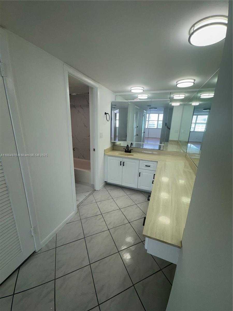Small Image of 6039 COLLINS AVE #1236, Miami Beach Number 8