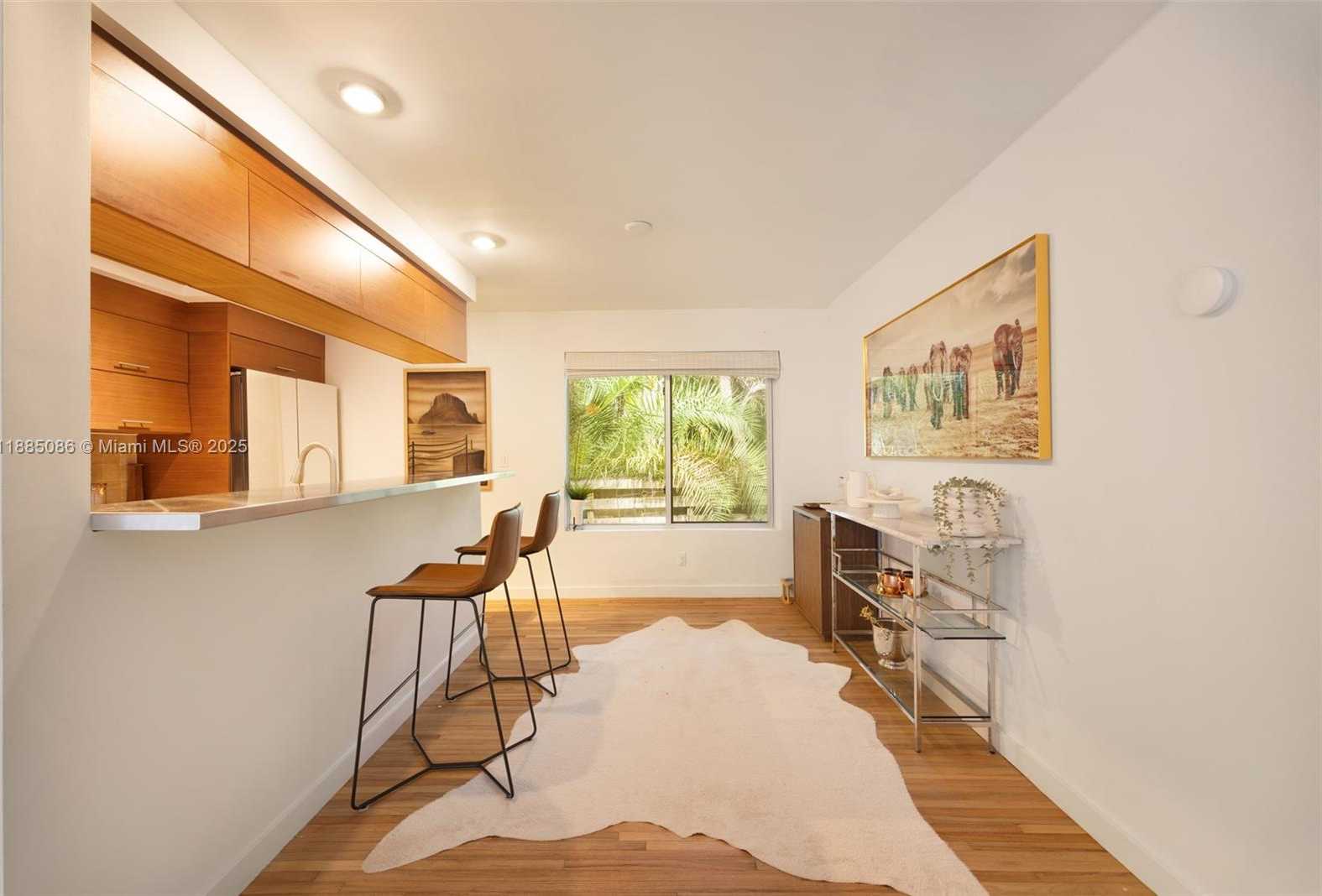 Small Image of 3894 MAIN HWY, Miami Number 10