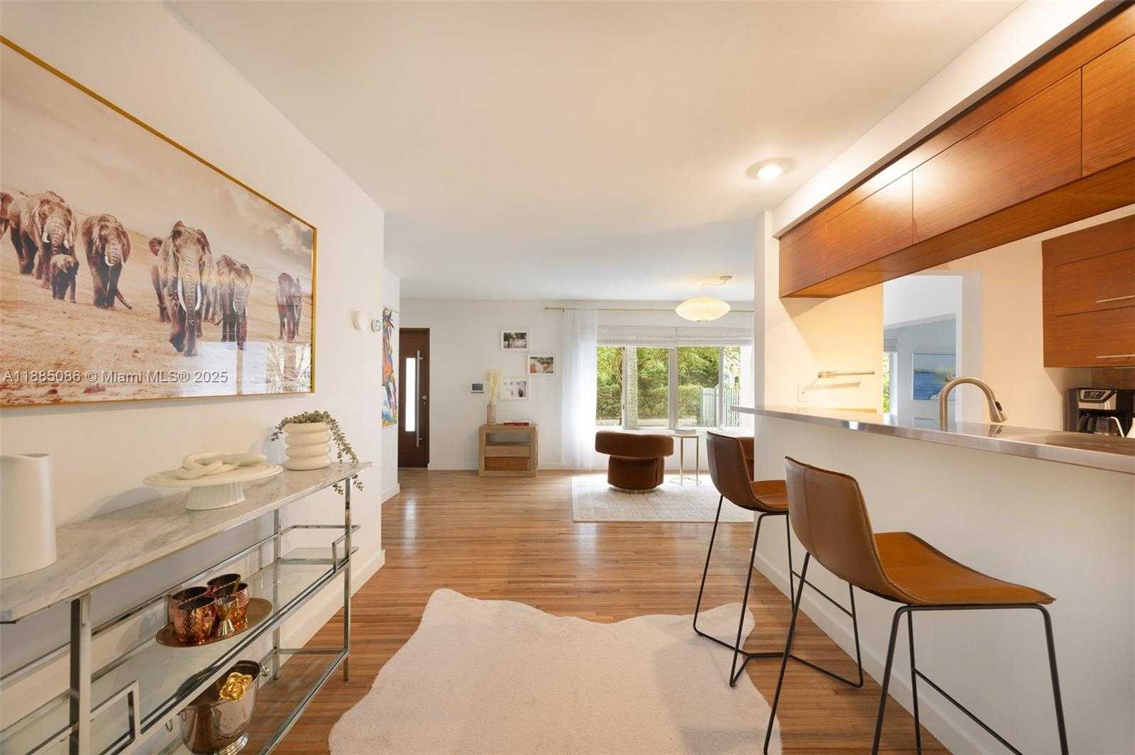 Small Image of 3894 MAIN HWY, Miami Number 11