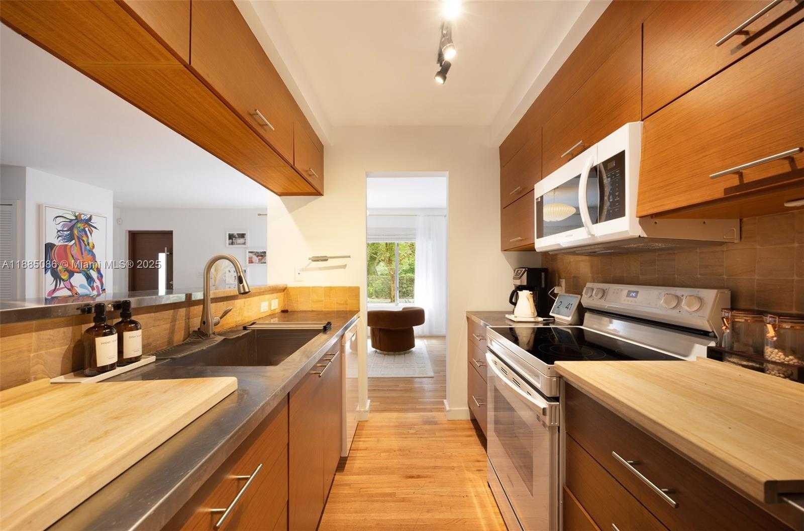 Small Image of 3894 MAIN HWY, Miami Number 12