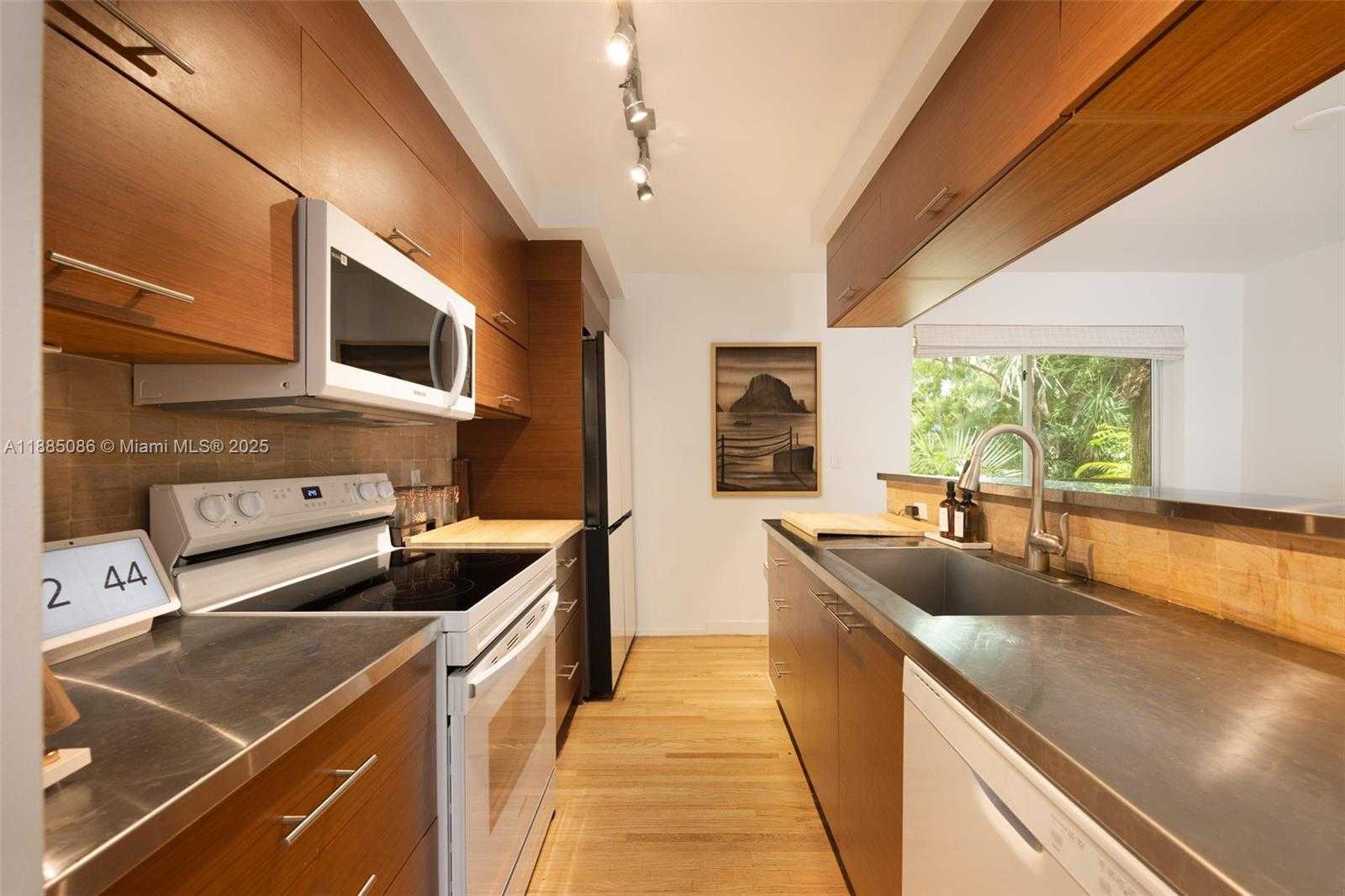 Small Image of 3894 MAIN HWY, Miami Number 13
