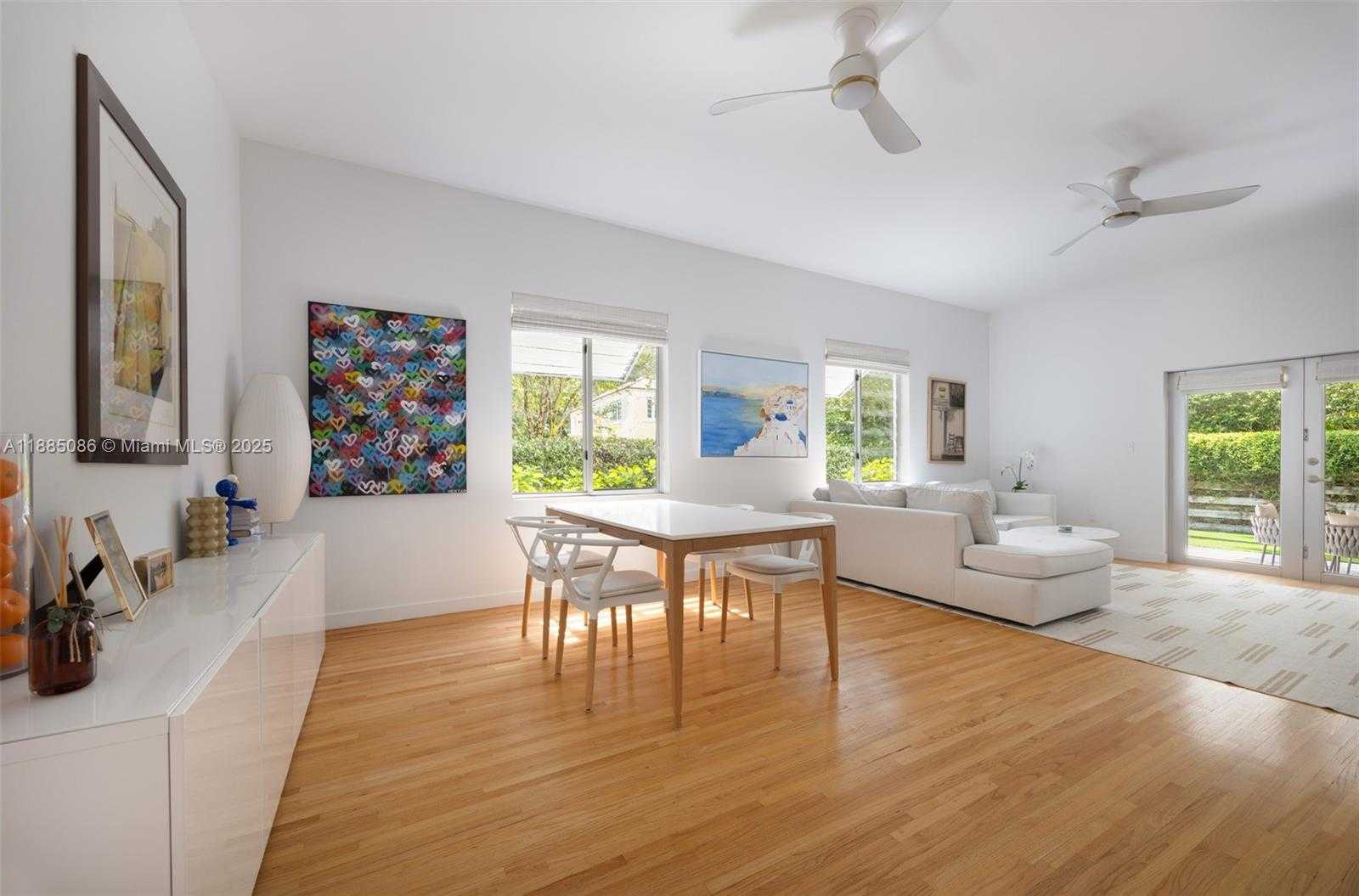 Small Image of 3894 MAIN HWY, Miami Number 16