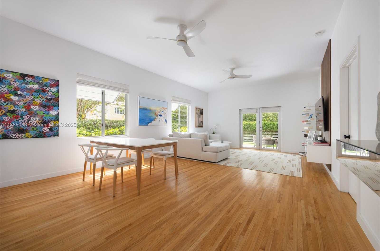Small Image of 3894 MAIN HWY, Miami Number 17