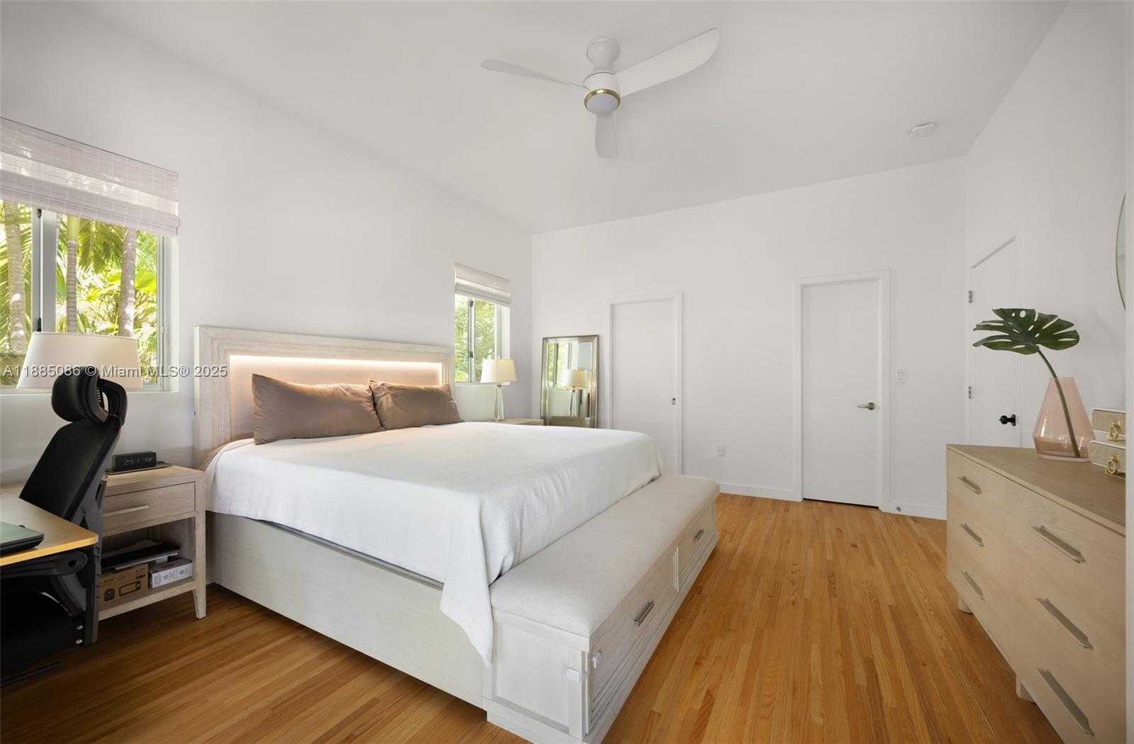 Small Image of 3894 MAIN HWY, Miami Number 19