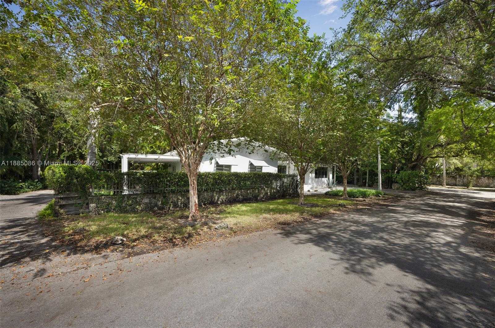 Small Image of 3894 MAIN HWY, Miami Number 2