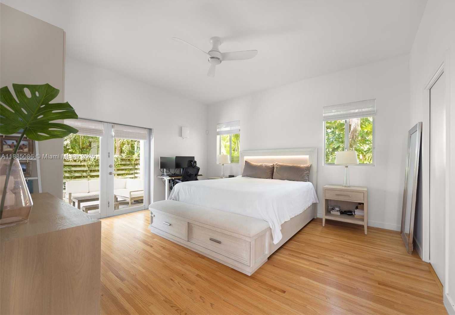 Small Image of 3894 MAIN HWY, Miami Number 20