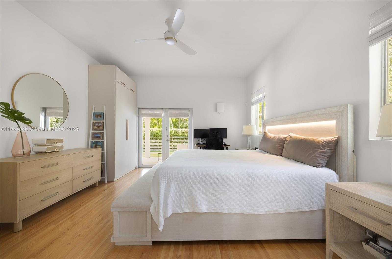 Small Image of 3894 MAIN HWY, Miami Number 21