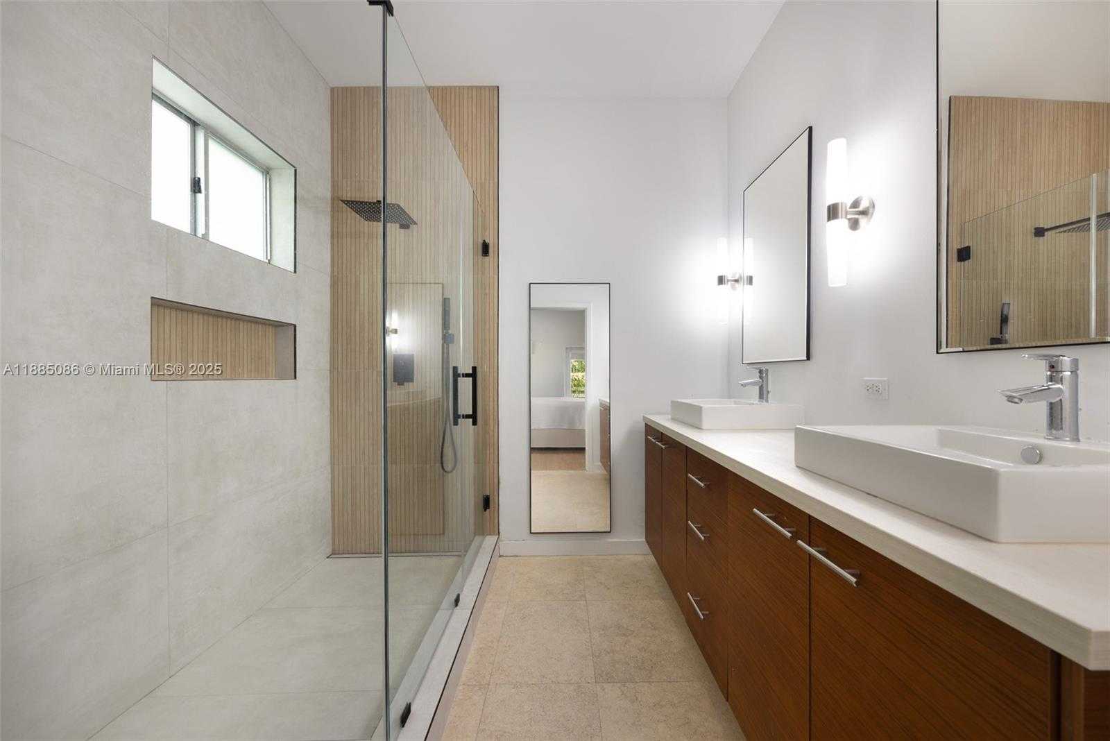 Small Image of 3894 MAIN HWY, Miami Number 23