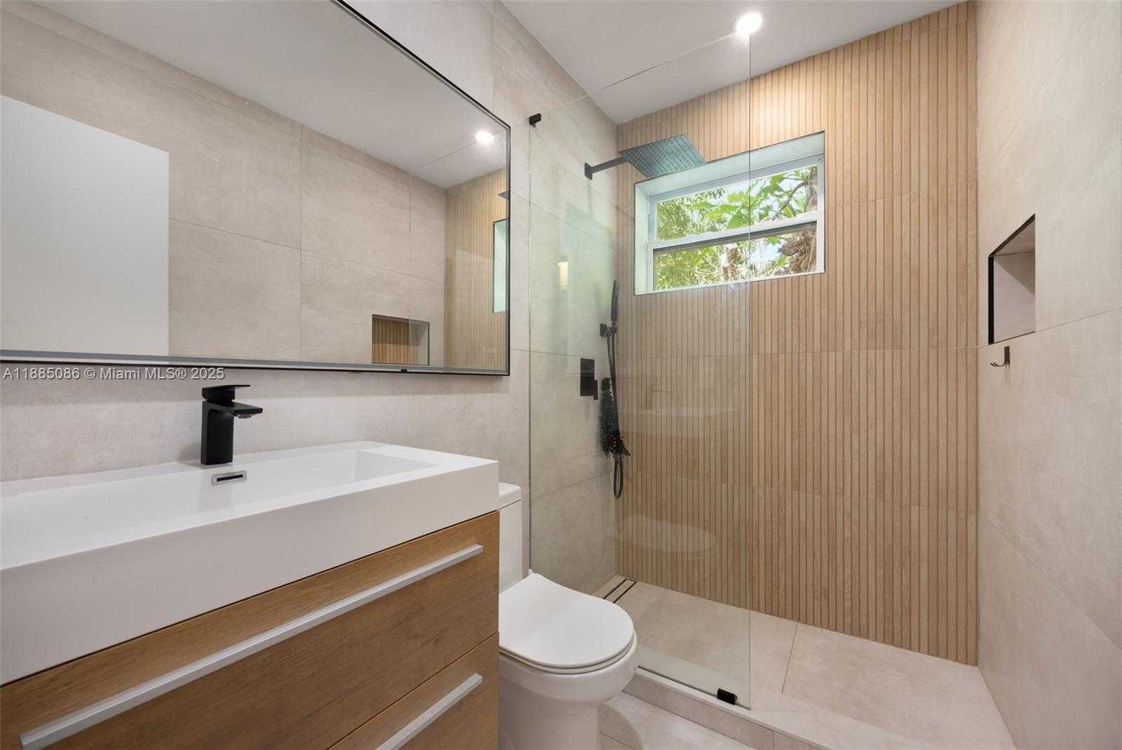 Small Image of 3894 MAIN HWY, Miami Number 24