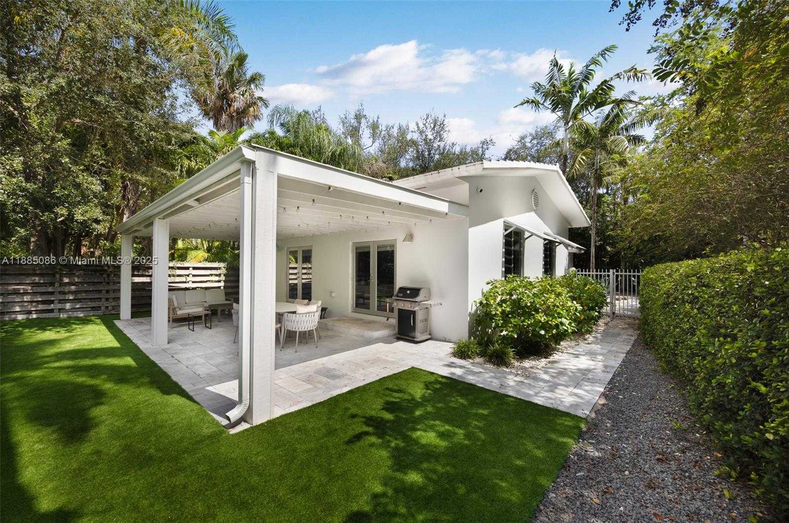 Small Image of 3894 MAIN HWY, Miami Number 5