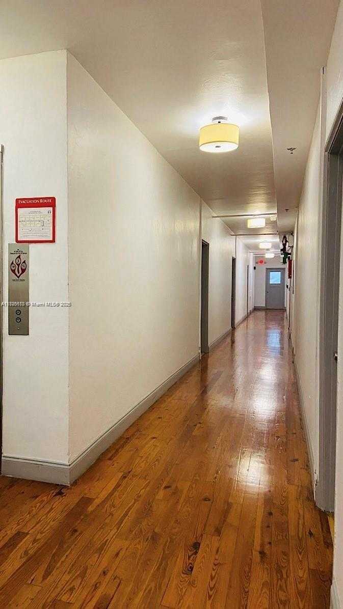 Small Image of 3710 COLLINS AVE #N-200, Miami Beach Number 4