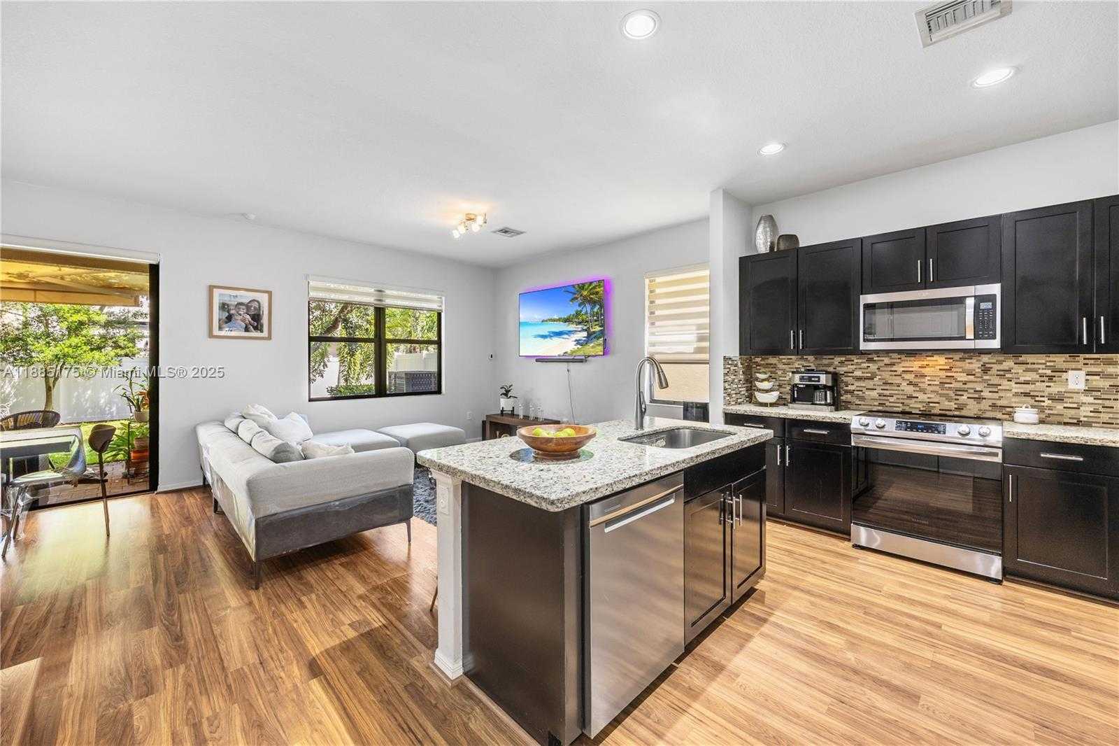 Small Image of 639 NORTH EAST 193RD ST, Miami Number 14