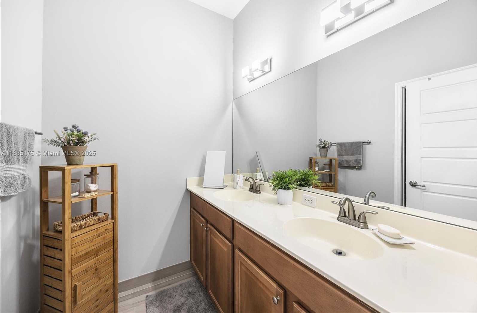 Small Image of 639 NORTH EAST 193RD ST, Miami Number 28
