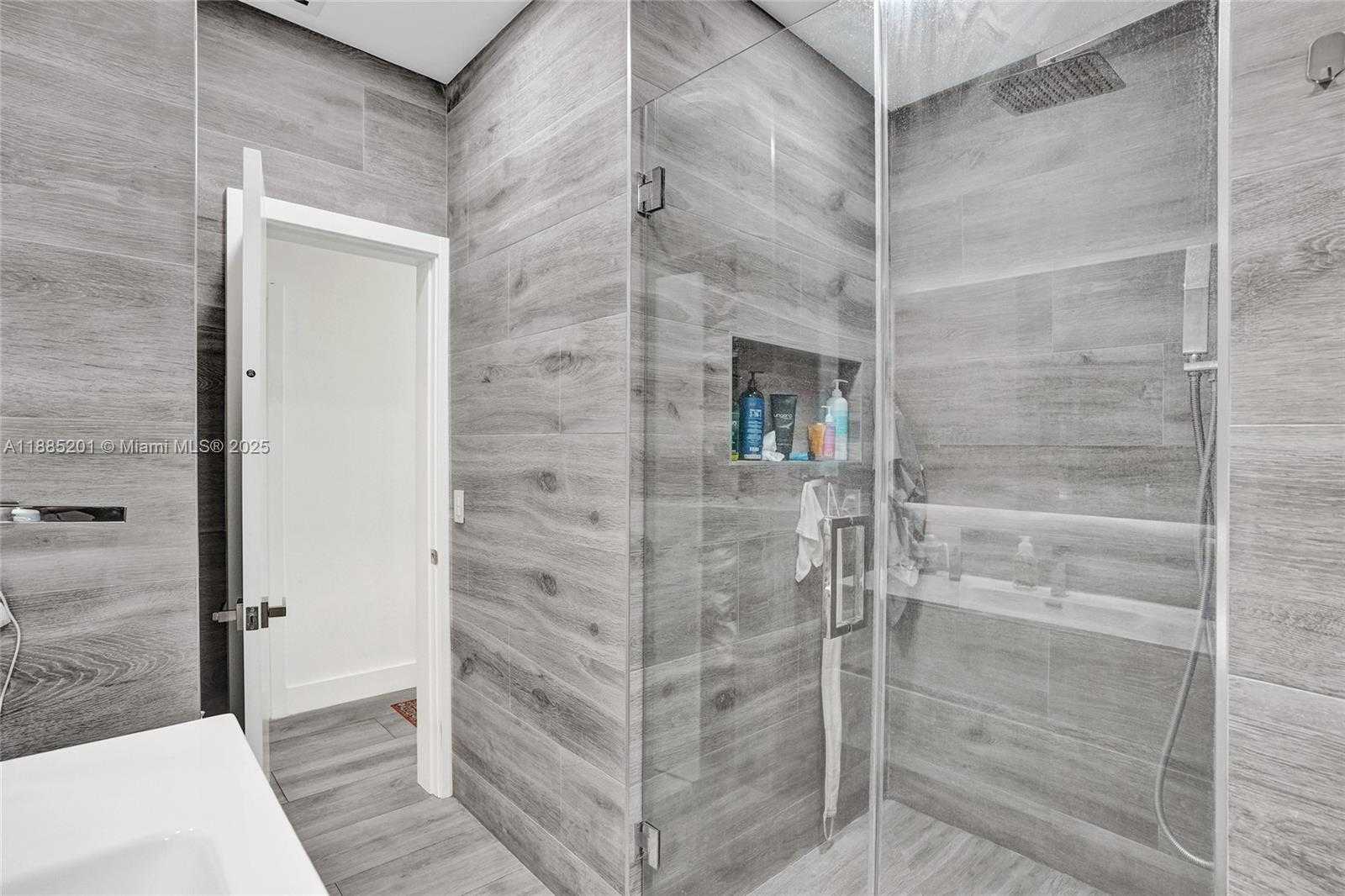Small Image of 3784 SHERIDAN AVE, Miami Beach Number 3