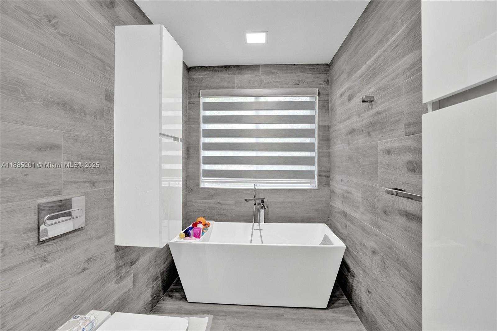 Small Image of 3784 SHERIDAN AVE, Miami Beach Number 36