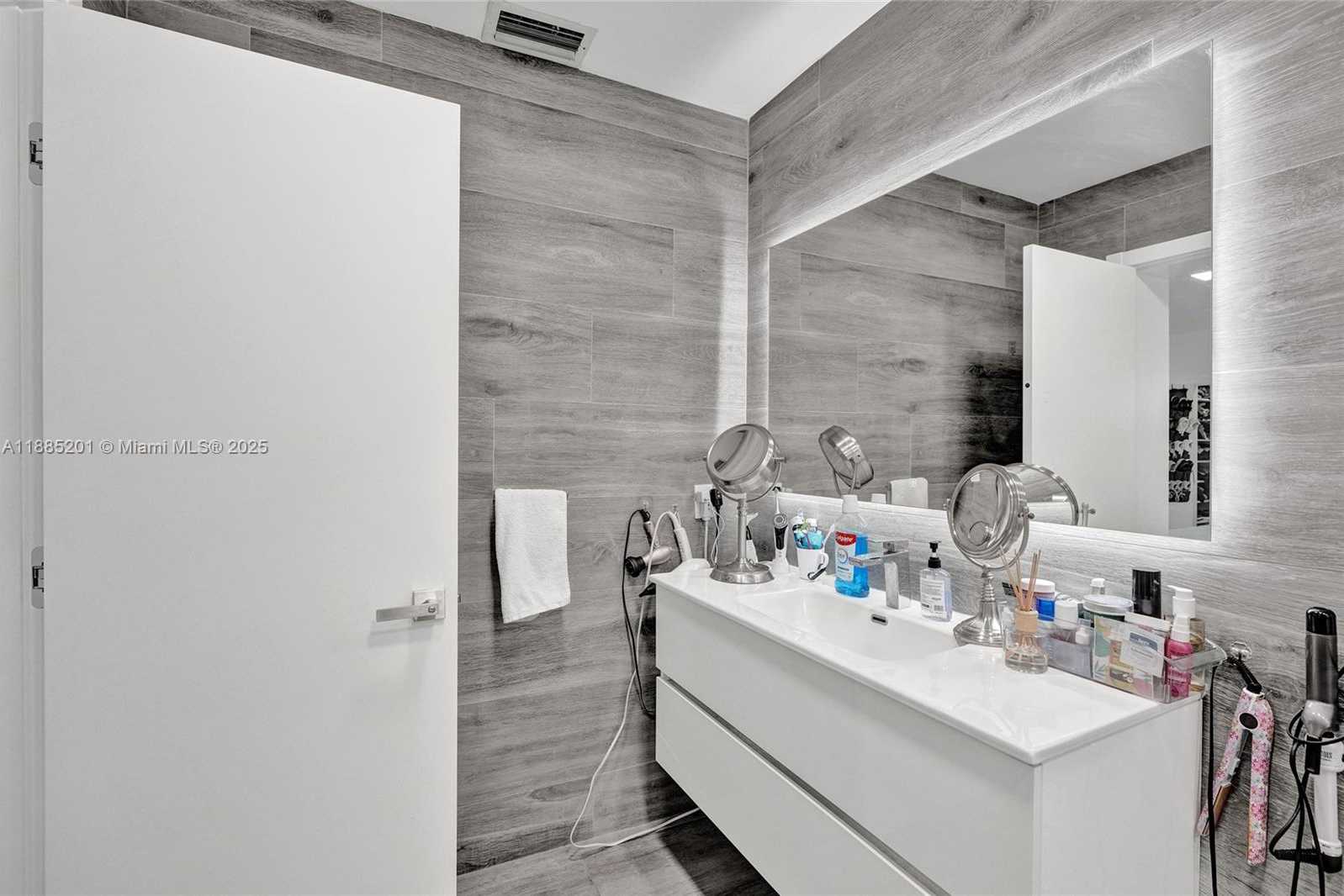 Small Image of 3784 SHERIDAN AVE, Miami Beach Number 8