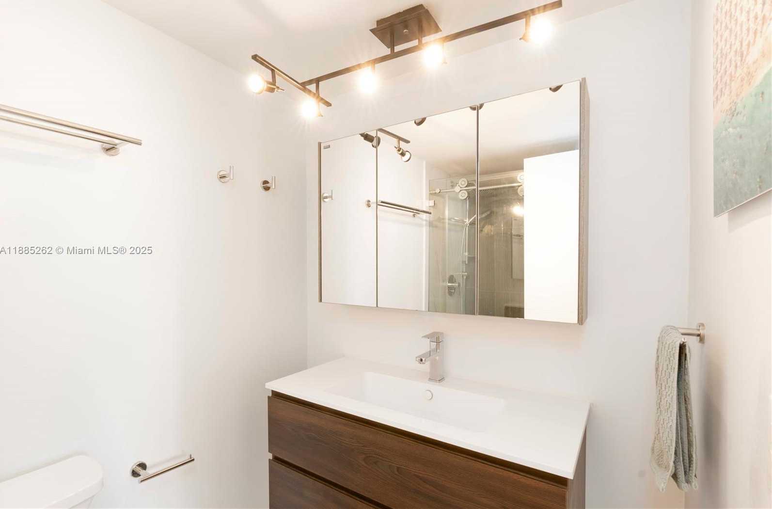 Small Image of 6770 INDIAN CREEK DR #9R, Miami Beach Number 15