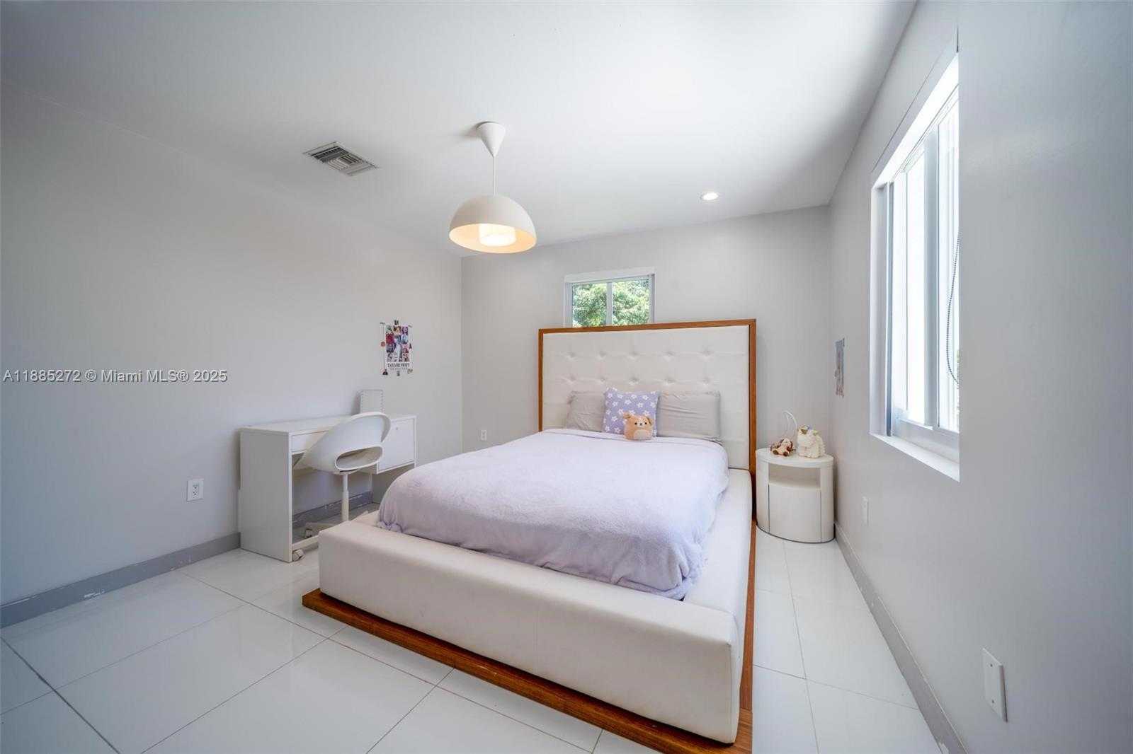 Small Image of 2615 NORTH EAST 213TH ST, Miami Number 12