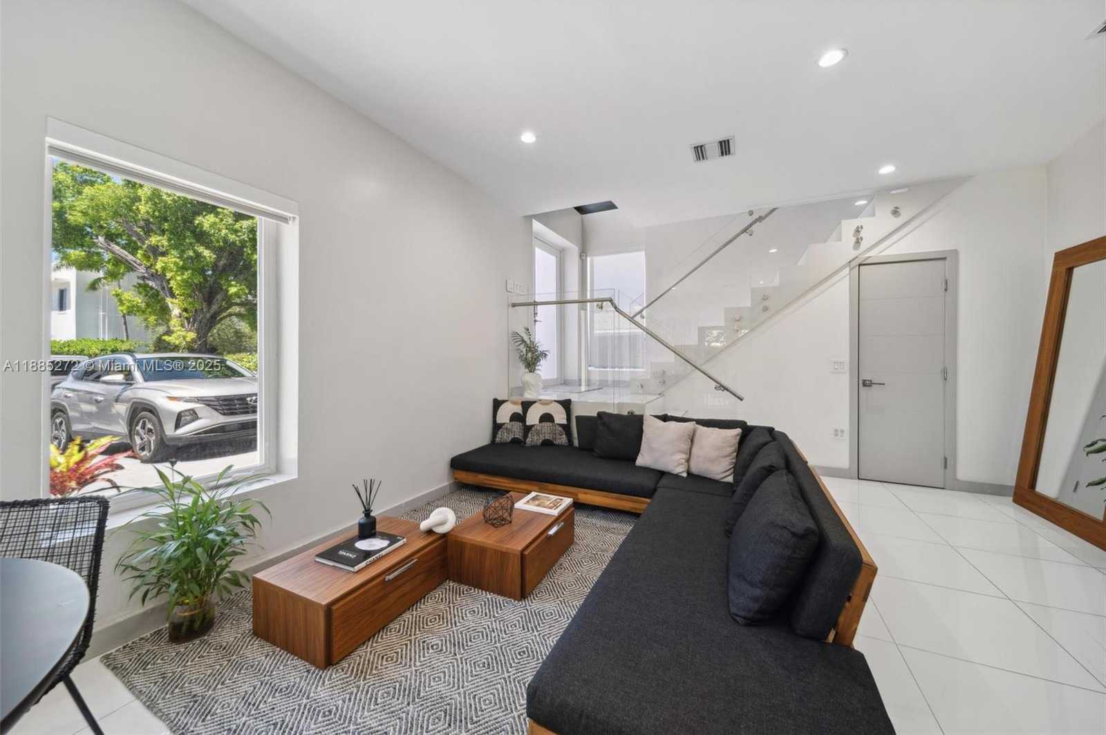 Small Image of 2615 NORTH EAST 213TH ST, Miami Number 2