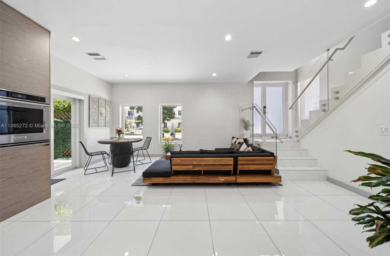 Small Image of 2615 NORTH EAST 213TH ST, Miami Number 4