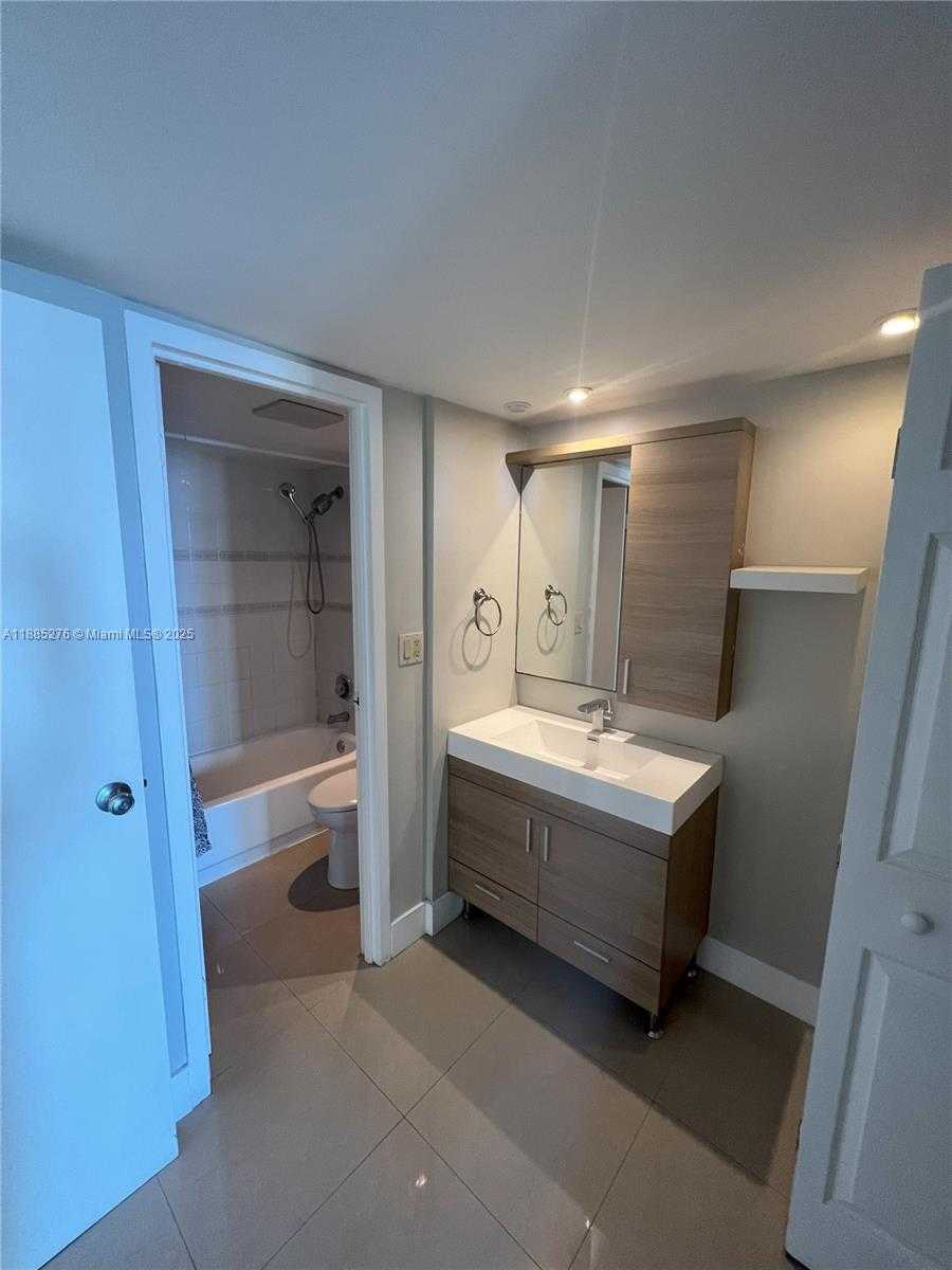 Small Image of 100 BAYVIEW DR #2012, Sunny Isles Beach Number 6