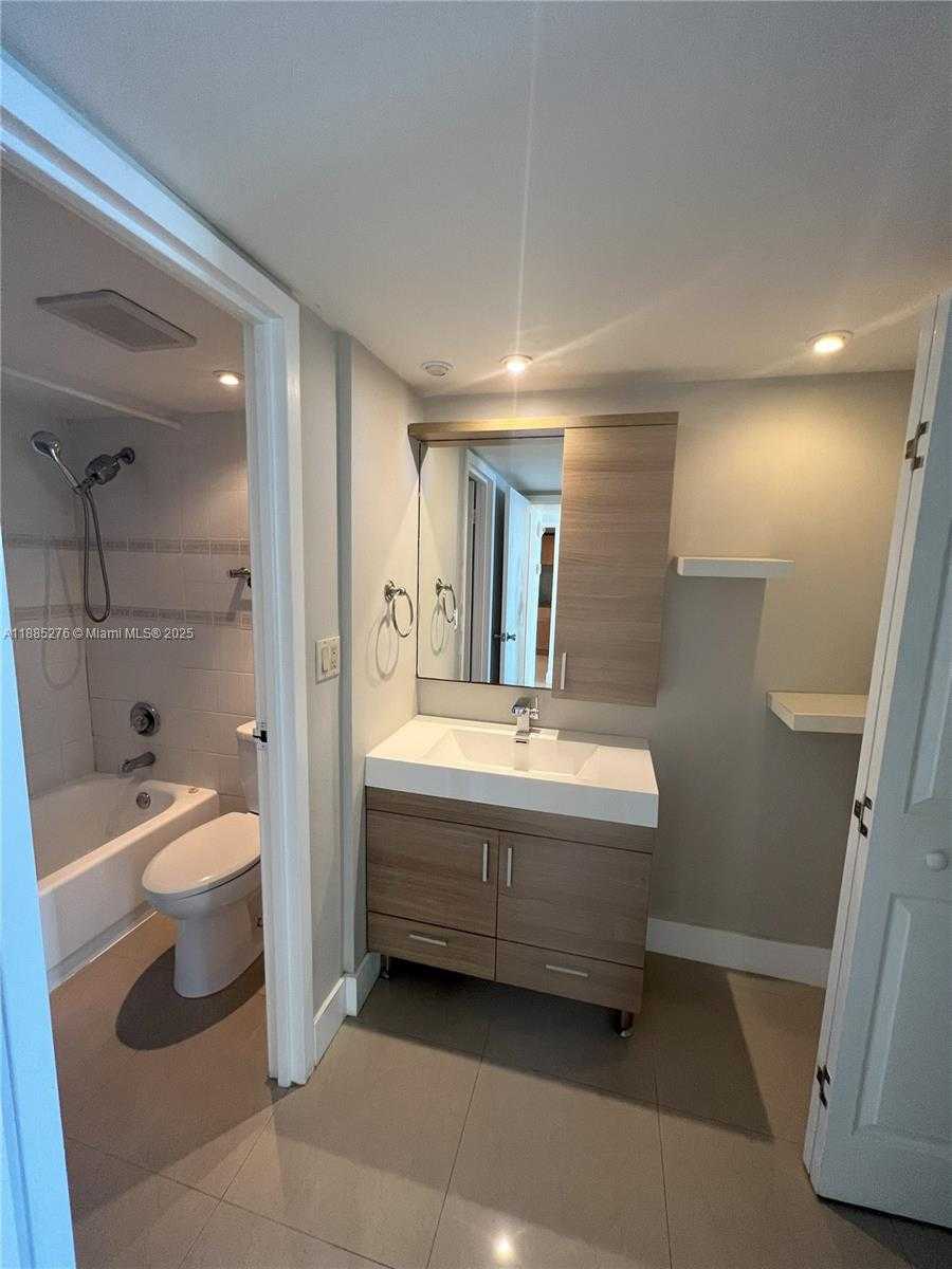 Small Image of 100 BAYVIEW DR #2012, Sunny Isles Beach Number 8