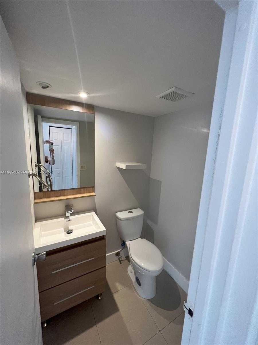 Small Image of 100 BAYVIEW DR #2012, Sunny Isles Beach Number 9