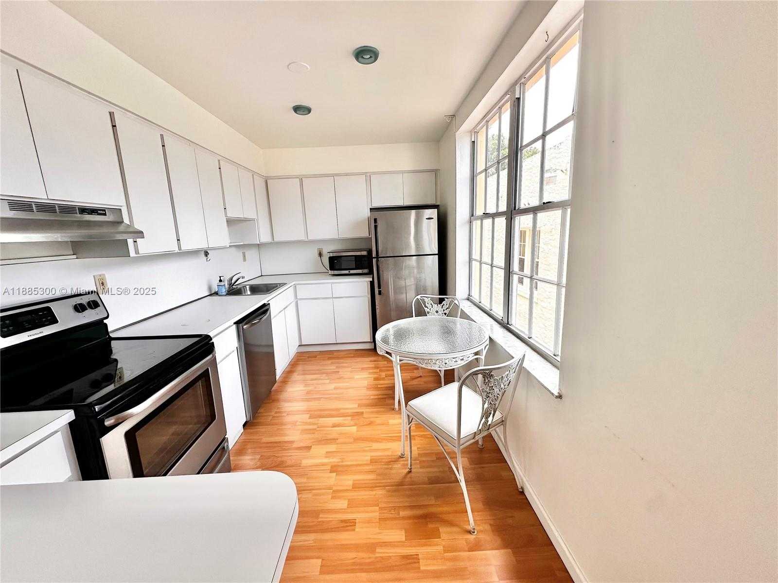 Small Image of 1051 MERIDIAN AVE #1F, Miami Beach Number 3