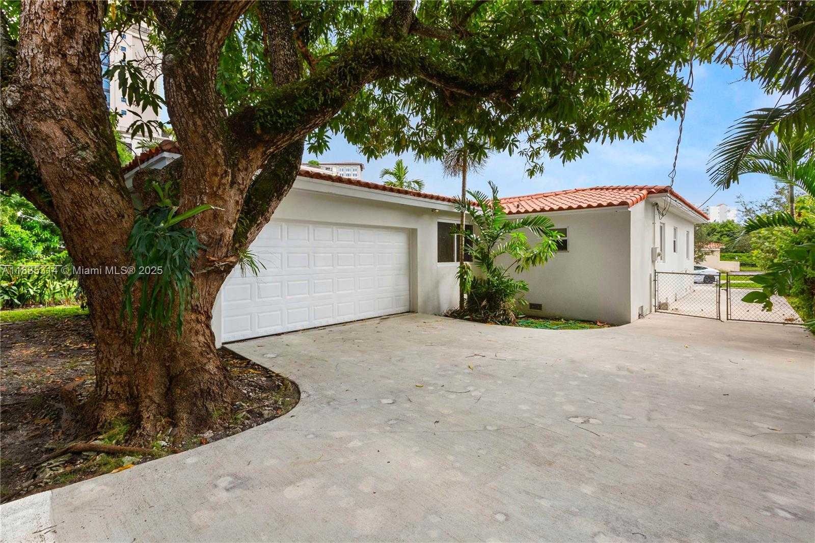Small Image of 3018 COCONUT GROVE DR, Coral Gables Number 2