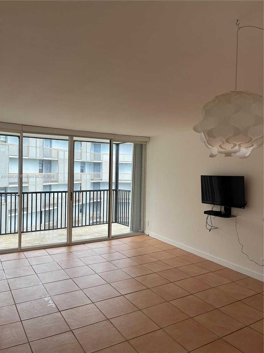 Small Image of Aventura Number 6