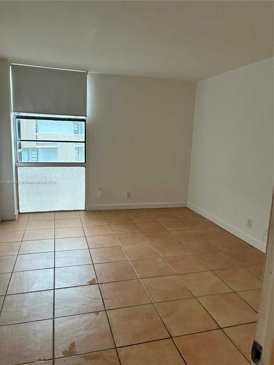 Small Image of Aventura Number 8