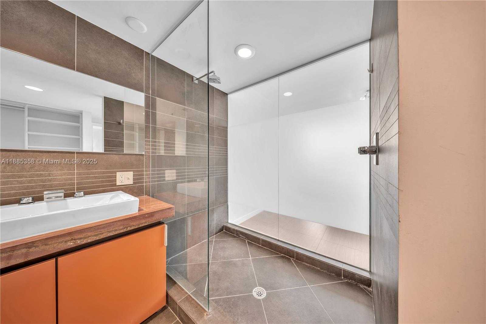 Small Image of 2155 WASHINGTON CT #402, Miami Beach Number 13